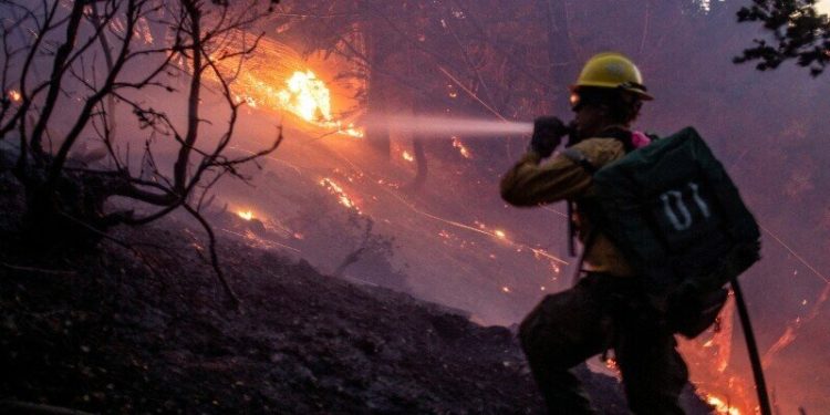 Los Angeles wildfire deaths at 10 as National Guard called in