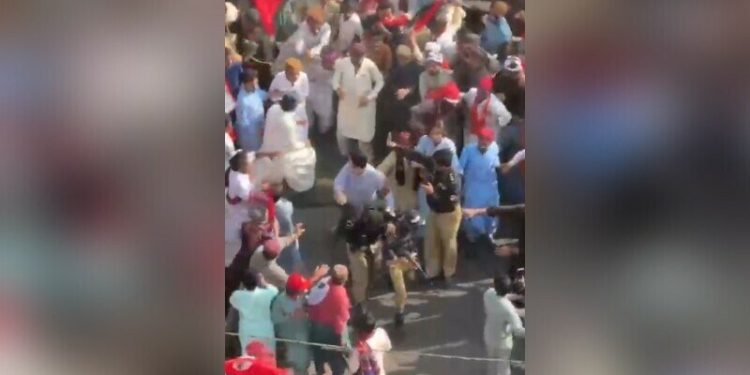 Sindh political party clashes with Karachi police while protesting controversial canal project