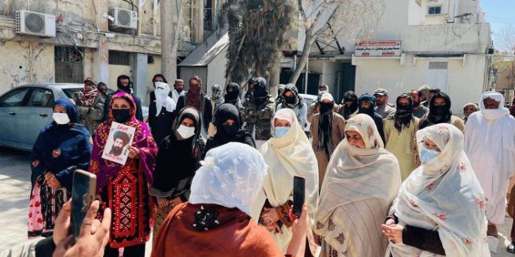 Protesters take away bodies from Quetta hospital morgue