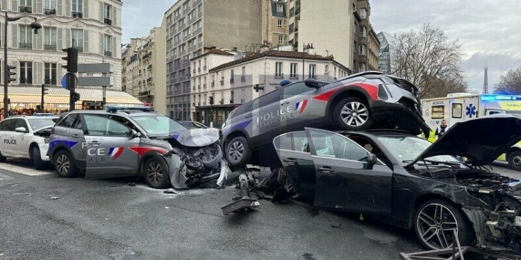 10 French police injured in dramatic Paris car chase