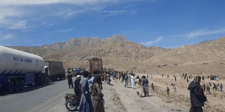 Akhtar Mengal, others remain unhurt after suicide blast near rally on its way to Quetta
