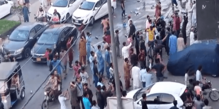 10 people arrested after mob attack on global fast food chain in DHA Karachi: police