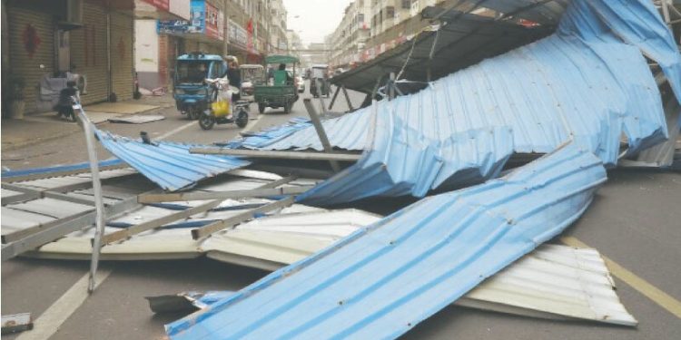 Cold winds sweep Beijing, closing key sites, disrupting travel