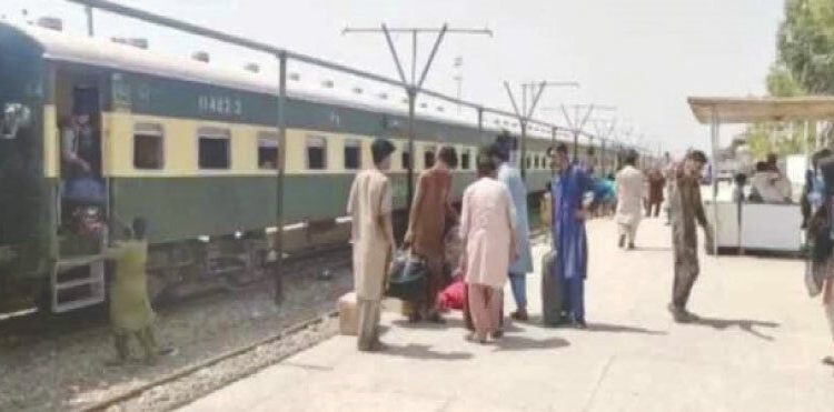 Bolan Mail stopped in Jacobabad over security concerns