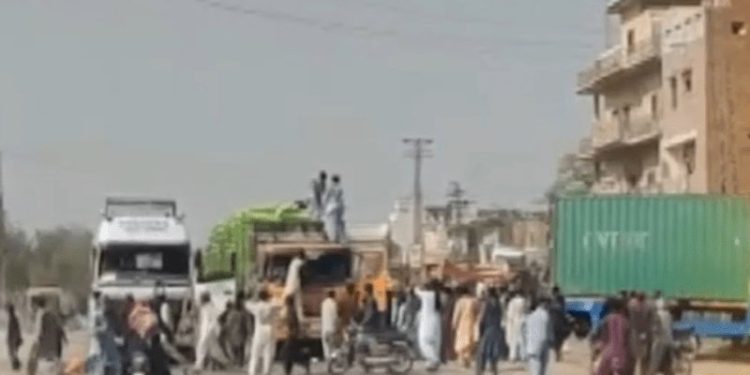 Protester killed, others injured as police resorts to baton charge to disperse canals protest in Sindh’s Moro