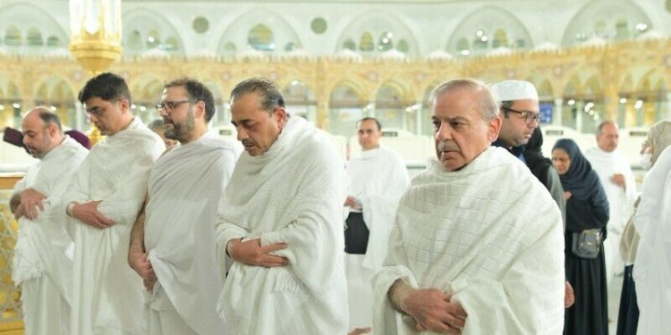 PM Shehbaz performs Umrah on Saudi visit, offers prayers for Pakistan’s success against India