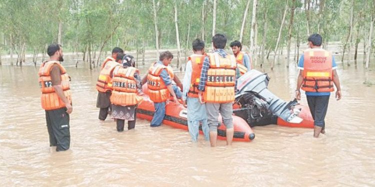 Thousands more leave flooded villages of Taunsa and Layyah