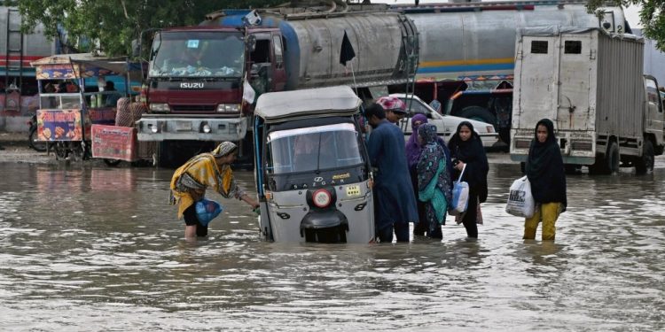 Death toll climbs to 14 as rain batters Karachi for second straight day
