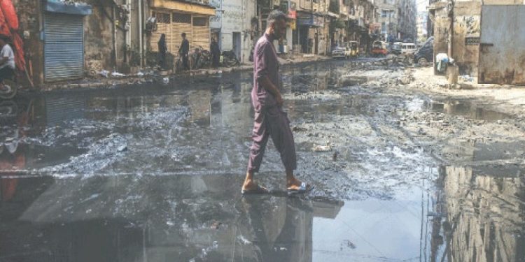 Disease outbreaks feared in Karachi as stagnant water turns toxic