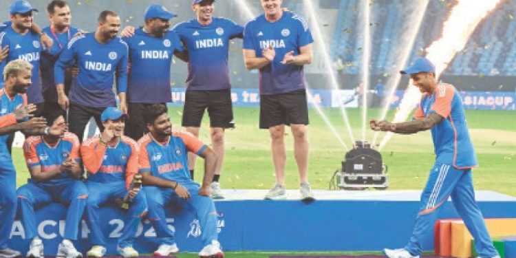 Pakistan, India trade barbs after Asia Cup trophy debacle