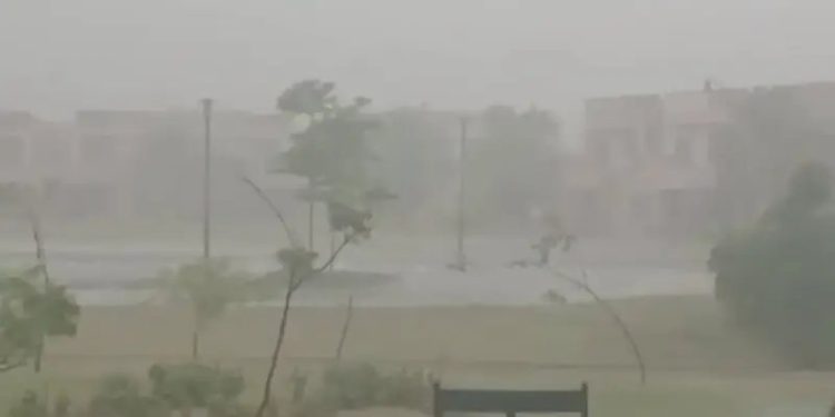 Parts of Karachi receive rain as Met Office warns of urban flooding