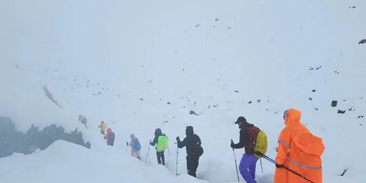 Hundreds of trekkers escape from blizzard-struck Everest in Tibet