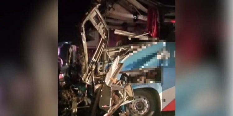 1 killed, 9 injured as speeding bus collides with trailer on M4 near Khanewal