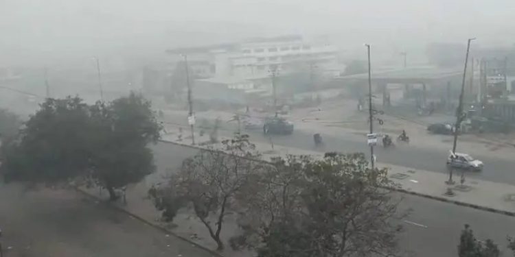 Karachi experiences foggy morning, ‘very unhealthy’ air, flight disruptions