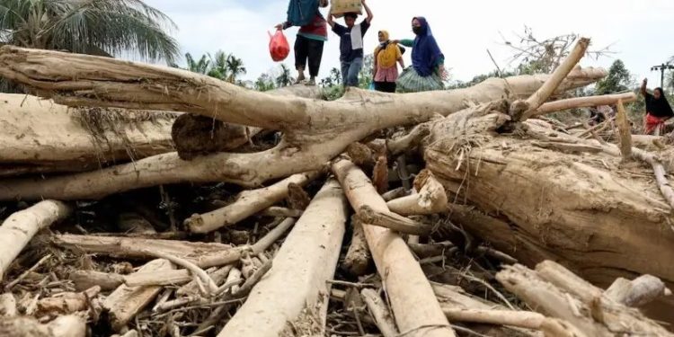 Starvation fears as flood toll passes 900 in Indonesia