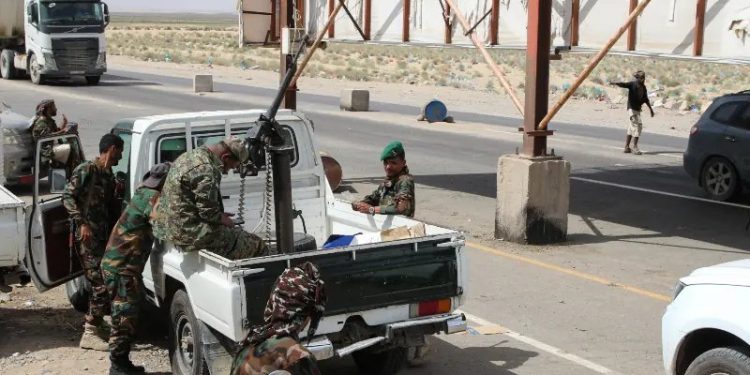 Egypt backs Saudi Arabia on Yemen crisis