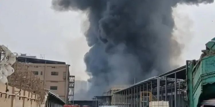 Fire breaks out at chemical factory in Karachi’s SITE area: Rescue 1122