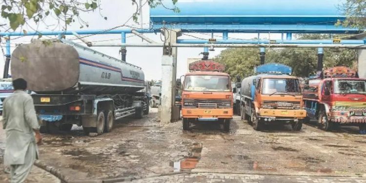 Water supply to be suspended in many Karachi areas due to pipeline repair