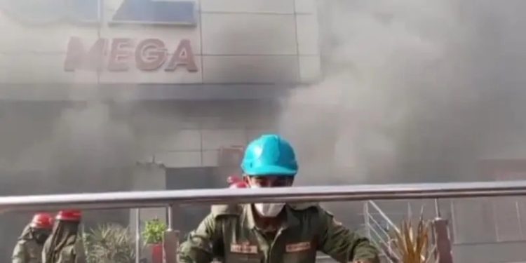 Fire erupts at super store in Karachi’s Zamzama area