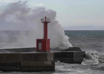 Tropical storm Jangmi batters Japan, cuts power to 60,000 homes